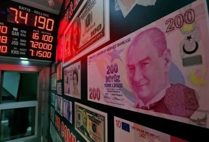 الليرة التركية تشهد انخفاضاً كبيراً أمام الدولار