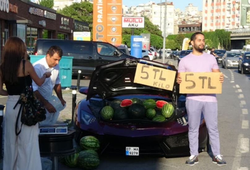 الشاب الإيراني لحظة قيامه ببيع البطيخ مع سيارته الفاخرة بإسطنبول