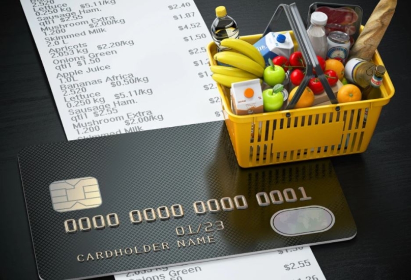 بطاقات الائتمان توفر للمستهلك مزايا عدة أهمها الاستفادة من الخصومات والعروض الخاصة - أرشيف