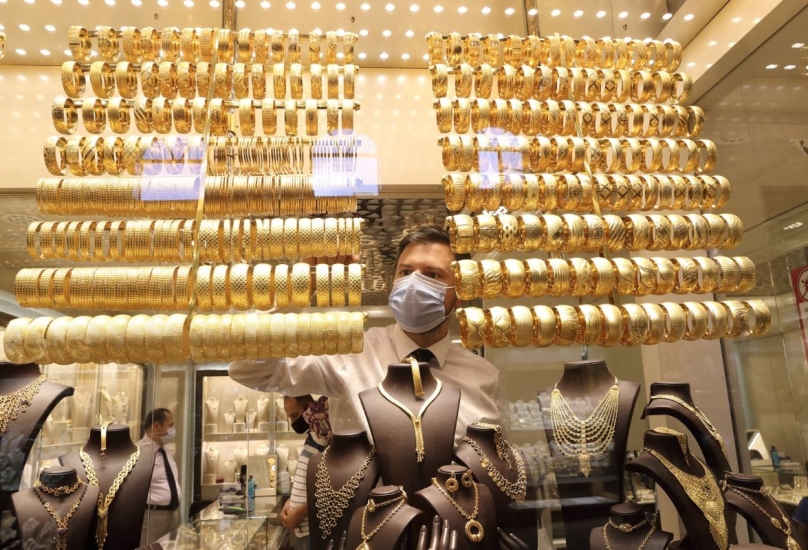ويسجل جرام الذهب عيار 21 وهو الأكثر مبيعا في مصر 833 جنيها للجرام، فيما استقرت أوقية الذهب  مسجلة 1904 دولار.