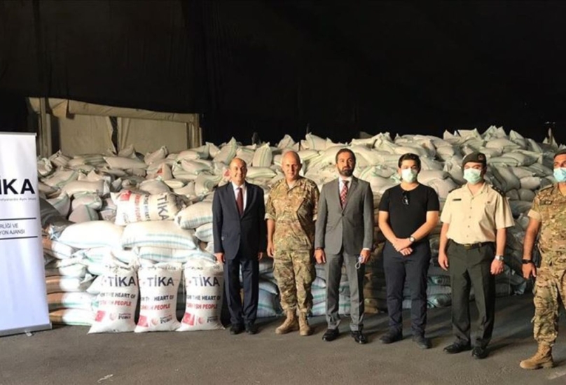 جانب من حفل تسليم مساعدات القمح للجيش اللبناني