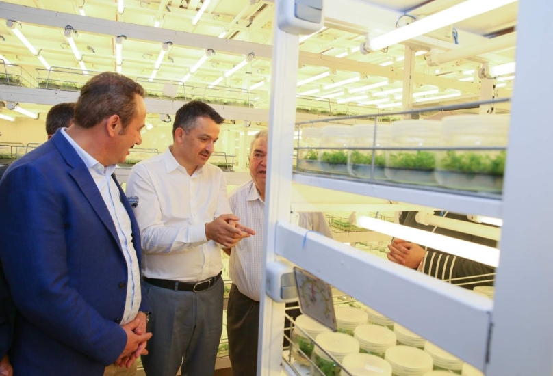 وزير الزراعة والغابات بكير باك ديميرلي يتفقد أحد المختبرات الزراعية في إزمير-الأناضول