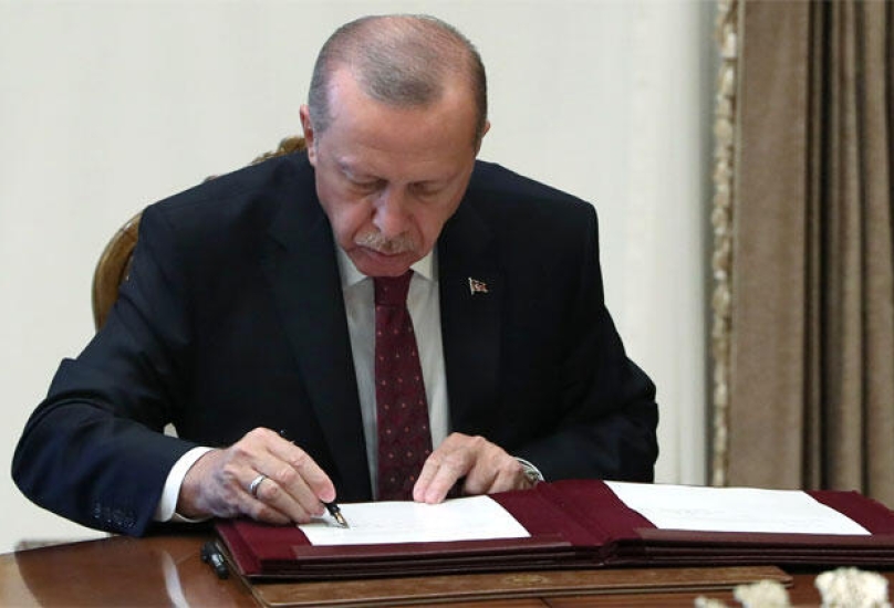 الرئيس التركي رجب طيب أردوغان خلال التوقيع على المرسوم - أرشيف