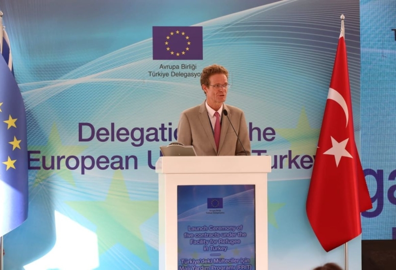 رئيس بعثة الاتحاد الاوروبي خلال توقيع اتفاقيات دعم السورييين، في أنقرة