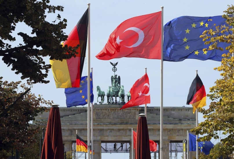 أعلام ألمانيا وتركيا والاتحاد الأوروبي ترفرف أمام معلم برلين التاريخي-أ ف ب