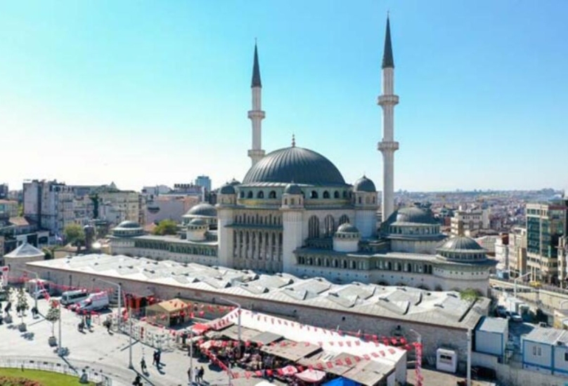 مسجد تقسيم وسط مدينة إسطنبول-ملييت