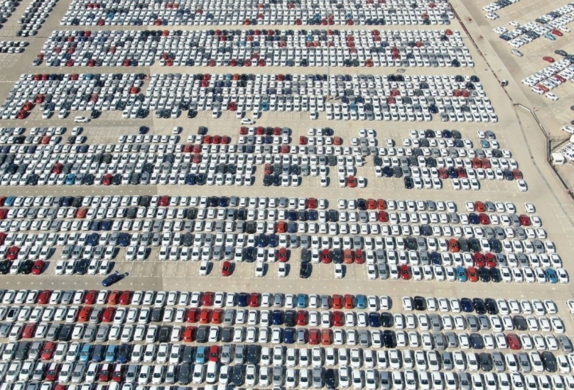 سيارات متوقفة في مصنع بشمال غرب بورصة التركية، 3 أكتوبر 2020-IHA