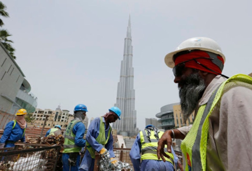 عمال في مدينة دبي الإماراتية-صورة أرشيفية