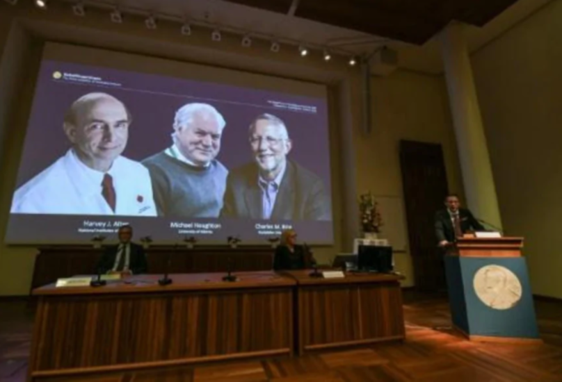 صورة الفائزين الثلاثة بجائزة نوبل للطب خلال إعلان فوزهم في ستوكهولم-فرانس برس