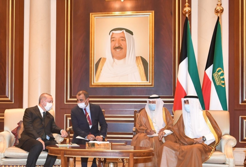 أمير الكويت الجديد (يمين) يستقبل الرئيس التركي-كونا