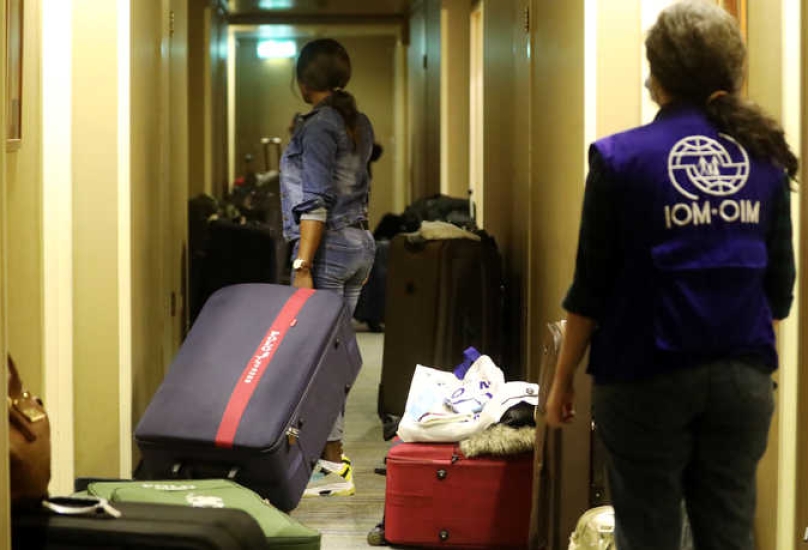 عمال مهاجرون في مطار بيروت خلال عودتهم لبلادهم - رويترز