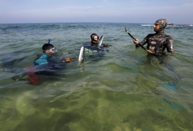 صيادون بغزة خلال مهمة البحث عن الأسماك من خلال الغوص-أرشيفية