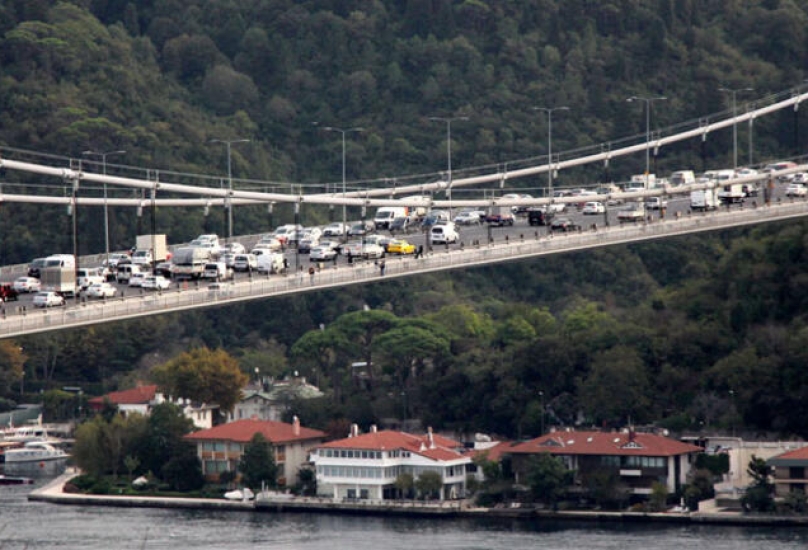 جسر السلطان محمد الفاتح وسط اسطنبول - أرشيف