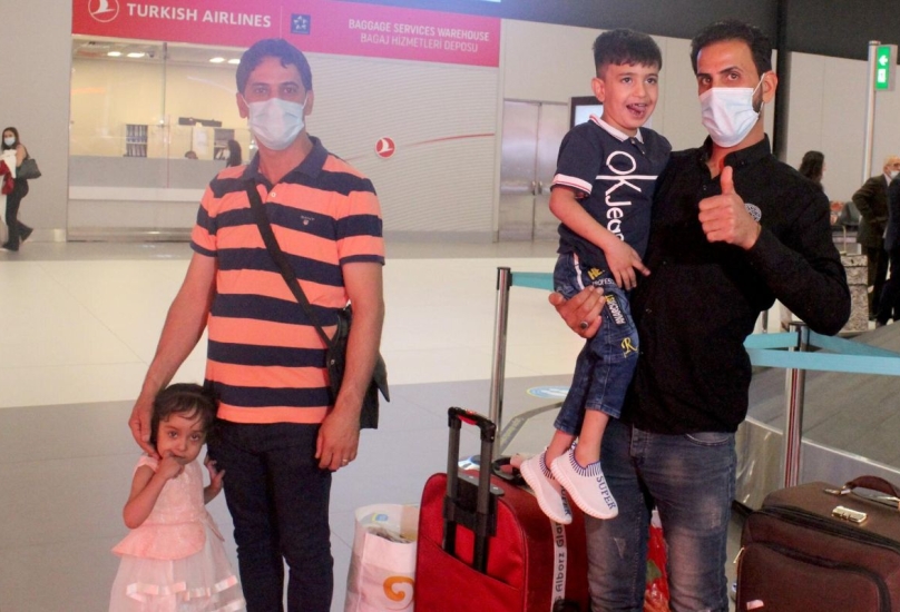 أطفال برفقة ذويهم يصلون إلى اسطنبول للعلاج-الأناضول