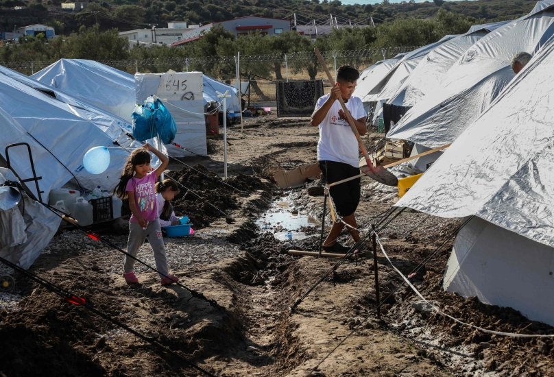 مهاجرون في أحد مخيمات اللجوء في اليونان-صورة أرشيفية