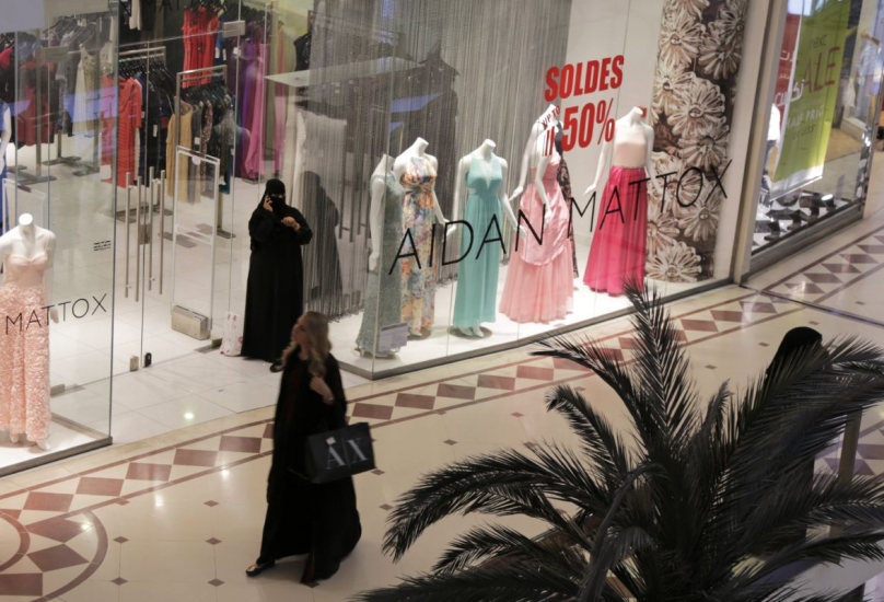 متسوقة سعودية تتجول في مركز تجاري في الرياض-صورة أرشيفية