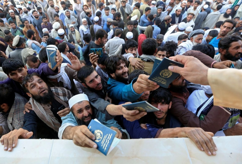 رجال أفغان يحتشدون لتقديم طلب الحصول على تأشيرة سفر لباكستان-رويترز