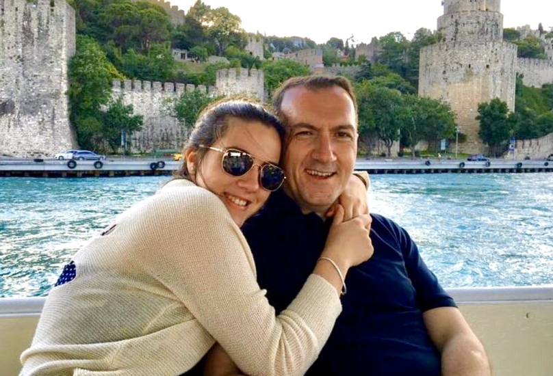 السفير التركي فاتح يلدز وابنته عشقم
