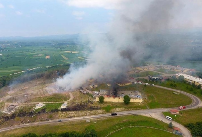 دخان يتصاعد من موقع انفجار المصنع يوم 3 يوليو