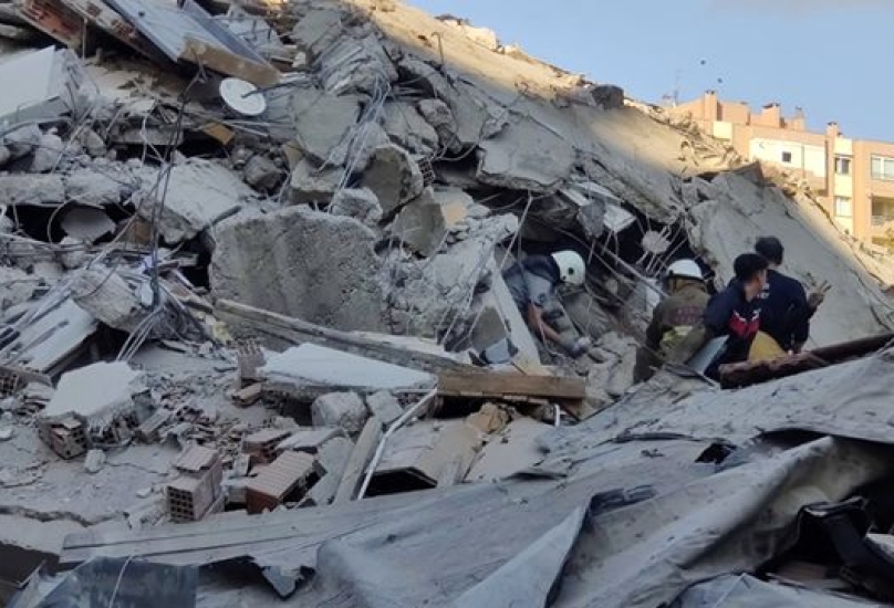 عدد من المباني انهارت جراء الزلزال في ازمير