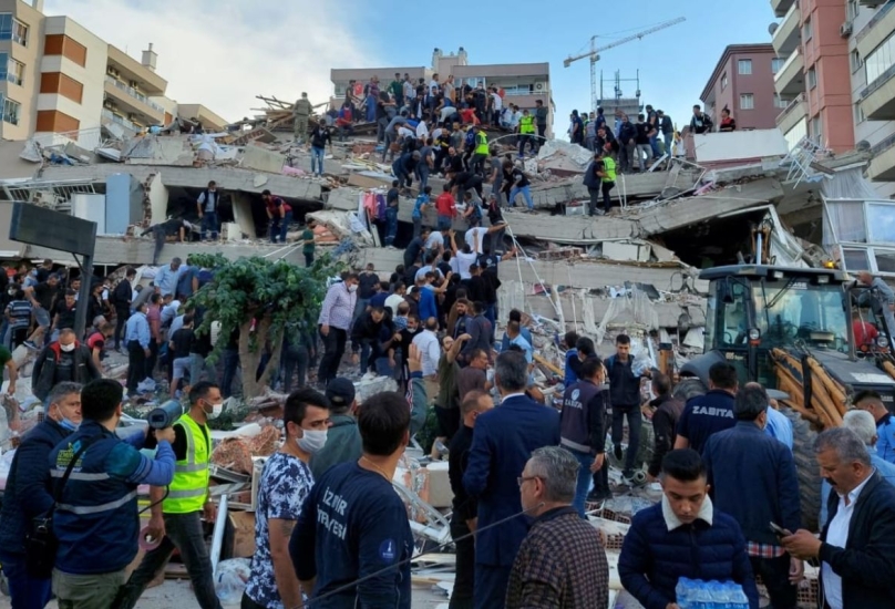 أحد المباني المدمرة جراء زلزال إزمير