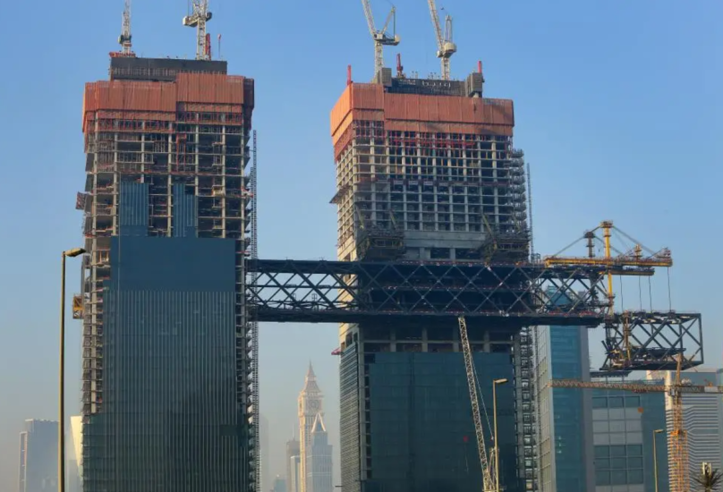 يحاول المبنى تحطيم الرقم القياسي لأطول مبنى معلق في العالم