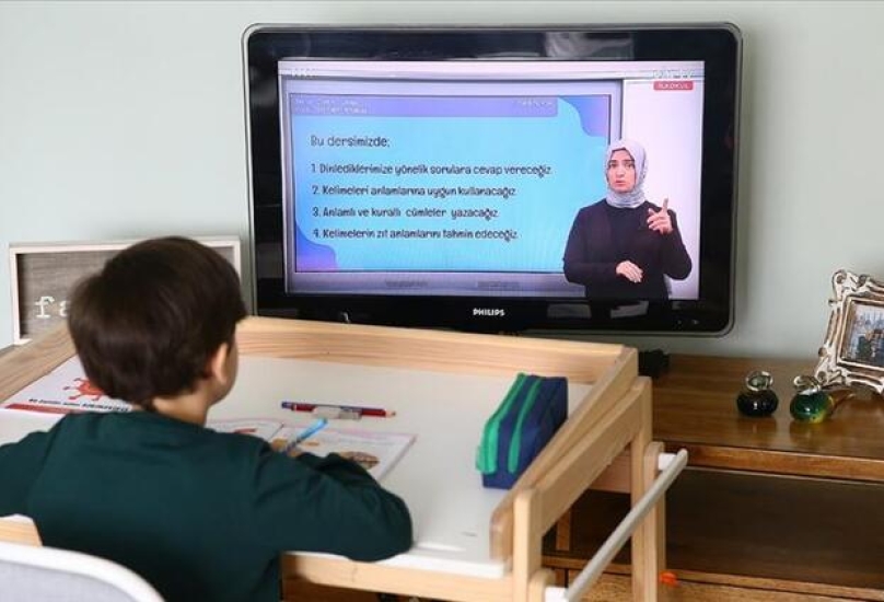 طالب يتابعه دروسه عبر الانترنت في تركيا - حرييت