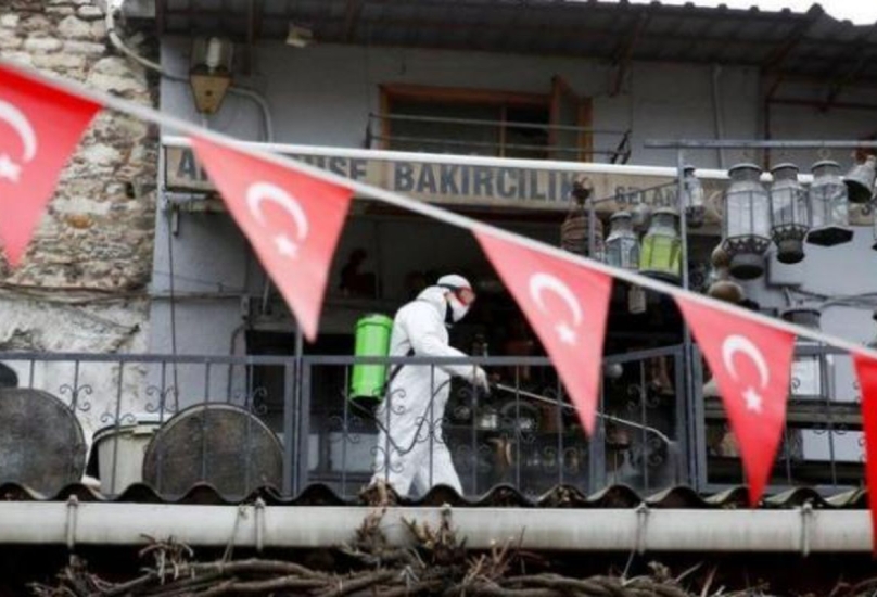 عامل يطهر ممرا في تركيا - أرشيفية