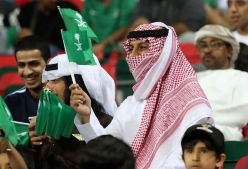 مشجعون سعوديون خلال حضور مباراة لكرة القدم-صورة أرشيفية