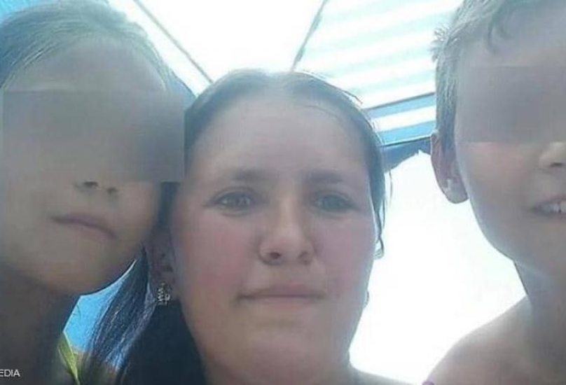 الام الروسية مع اثنين من ابنائها