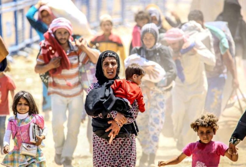 سوريون فارون من بلادهم تجاه شانلي أورفا التركية في يونيو 2015