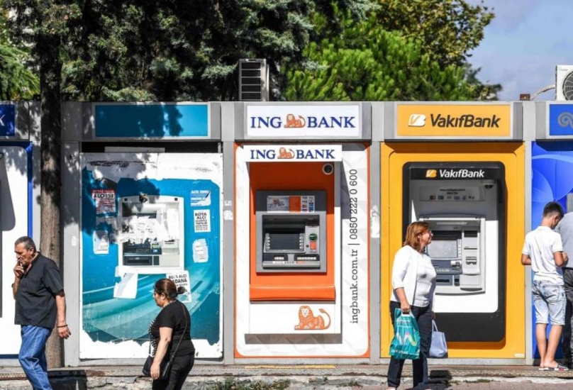 مواطنون أتراك أمام صرافات آلية تابعة لسلسة من البنوك