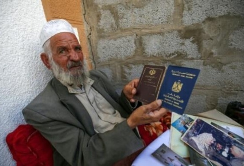 أبو هاشم يحمل جواز سفره