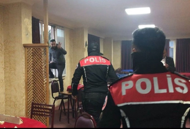 لحظة مداهمة الشرطة للمقهى غير المرخص في اسنيورت