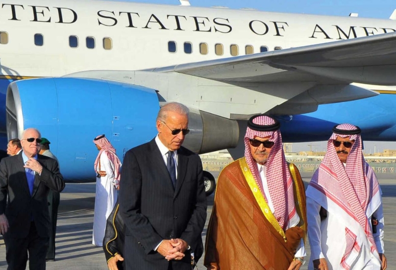 وزير الخارجية السعودي الأمير سعود الفيصل يستقبل نائب الرئيس الأمريكي جو بايدن في قاعدة الرياض الجوية يوم 27 أكتوبر 2011- فرانس برس