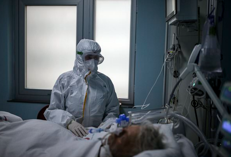 ممرضة تعتني بمريض مصاب بفيروس كوفيد -19، في مستشفى الدكتور إلهان فارانك في إسطنبول-اسوشيتد برس