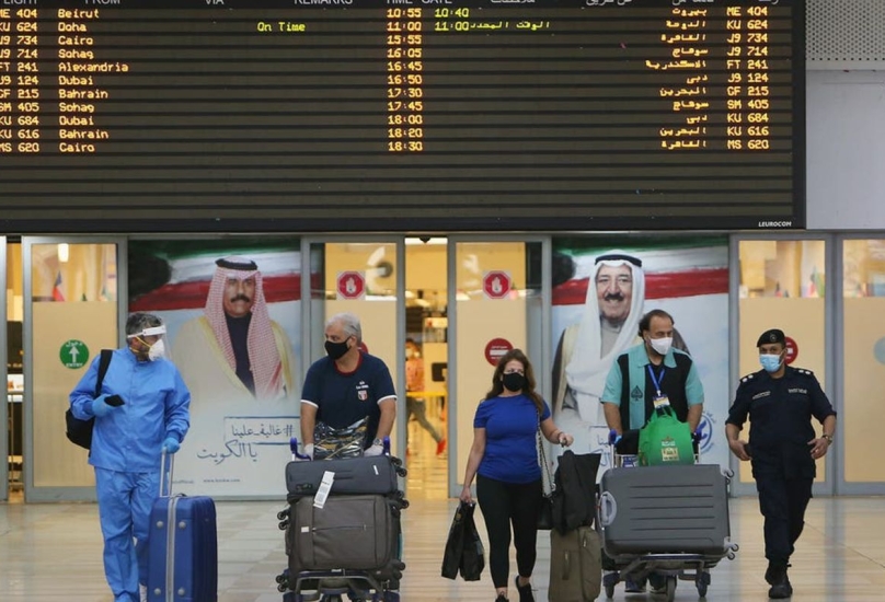مسافرون داخل مطار الكويت الدولي-أرشيفية