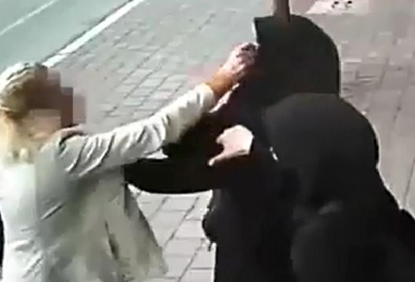 ضرب وشتائم ومحاولة نزع حجاب سيدتين في أحد شوارع تركيا