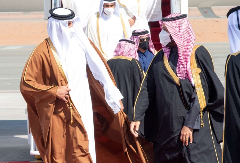 ولي العهد السعودي محمد بن سلمان يستقبل أمير قطر لدى وصوله السعودية - وكالات