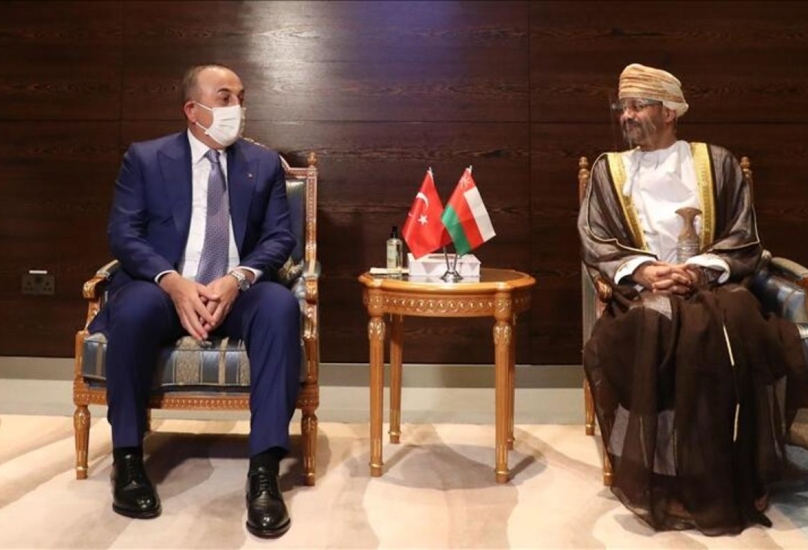 وزير الخارجية التركي مع نظيره العماني في مسقط