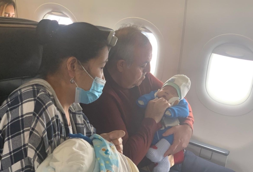 النائب التركي رجب سيكر يتدخل لإنقاذ حياة الطفل بعد توقف قلبه على متن الطائرة