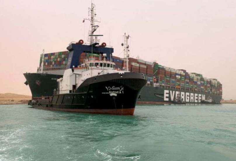 سفينة نقل البضائع العملاقة تغلق قناة السويس منذ عدة أيام