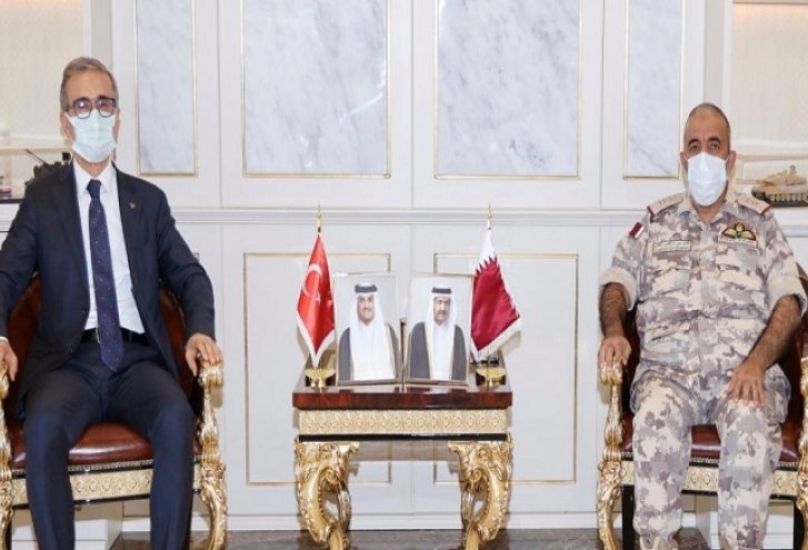 رئيس الأركان القطري (يمين) ورئيس الصناعات الدفاعية التركي إسماعيل ديمير