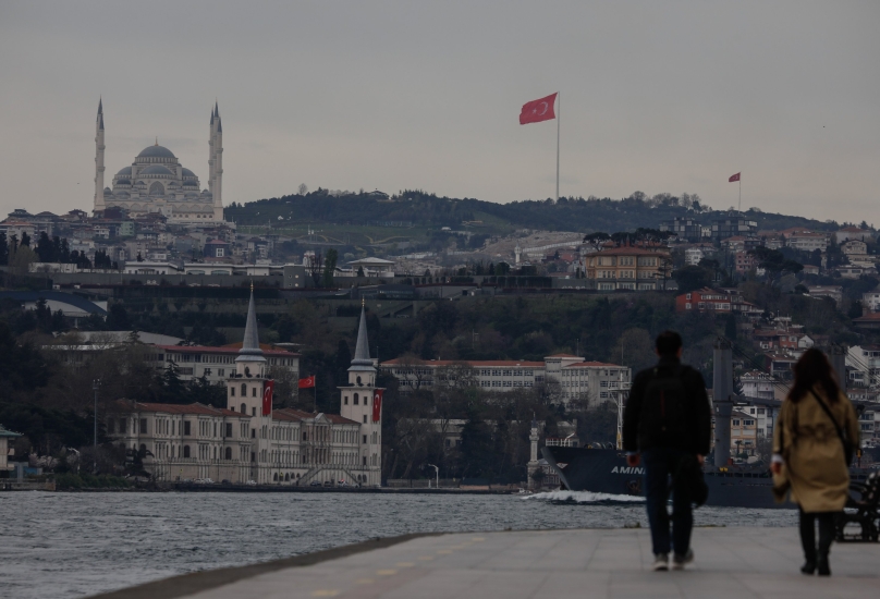 رجل وسيدة يسيران على طول مضيق البوسفور في اسطنبول