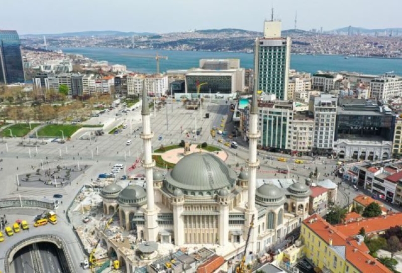 مسجد تقسيم وسط مدينة اسطنبول