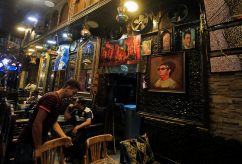 يستمر إغلاق المقاهي والمحال التجارية في مصر عند التاسعة مساء حتى 21 مايو