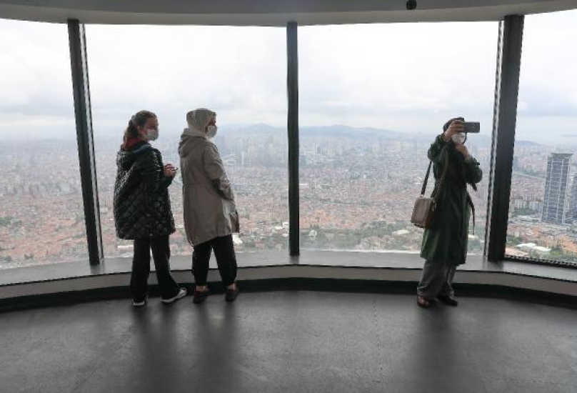 الزوار في أعلى قمة برج تشامليجا في اسطنبول
