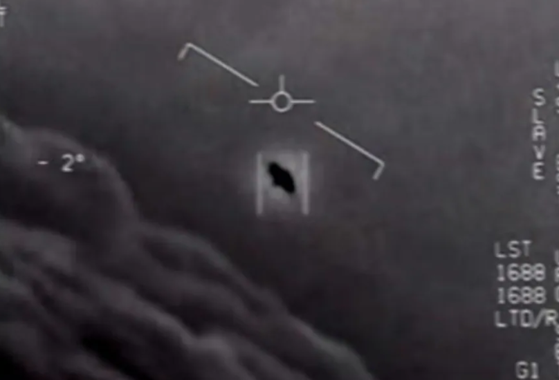 صورة ملتقطة عن الشاشة في 28 نيسان/أبريل 2020 وزعتها وزارة الدفاع الأميركية لشريط فيديو يظهر جسماً طائراً غامضاً