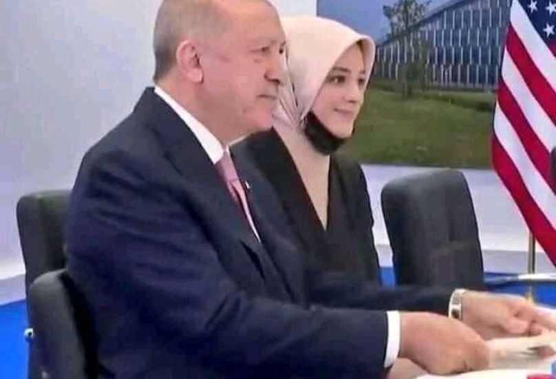 فاطمة قاوقجي إلى جانب الرئيس أردوغان خلال لقائه الرئيس الأمريكي بايدن في بروكسيل