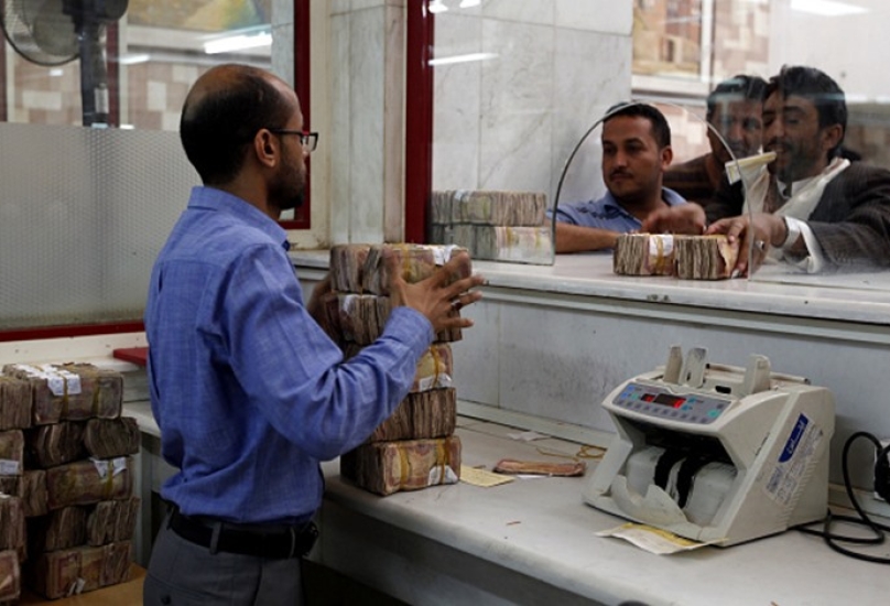 الريال اليمني في مناطق الحكومة فقد ما يزيد عن 36 بالمئة من قيمته خلال عام